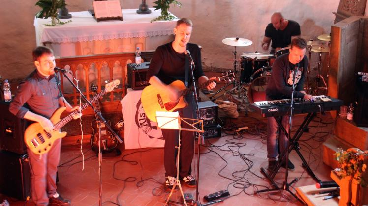 Die Sternberger Band „Als wir träumten“ war Musikact beim 8. Kirchturmfest in Techentin.  Fotos: michael-günther bölsche 