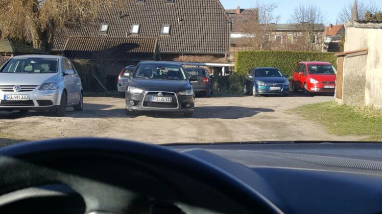Der Blick aus dem Auto verheißt nichts Gutes: Rechts an den wild geparkten Autos vorbeizukommen erfordert sehr viel Zeit, berichtet Ramona Dohrn. Der Blick aus dem Auto verheißt nichts Gutes: Rechts an den wild geparkten Autos vorbeizukommen erfordert sehr viel Zeit, berichtet Ramona Dohrn.