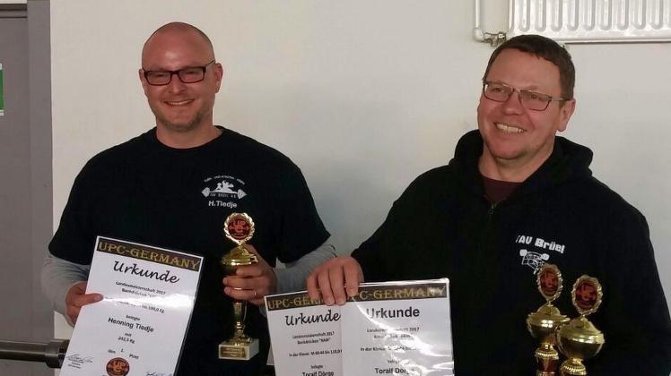 Toralf Dörge und Henning Tiedje präsentieren ihre Urkunden und Pokale. Toralf Dörge und Henning Tiedje präsentieren ihre Urkunden und Pokale.