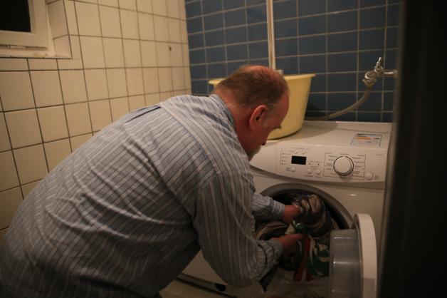 In der Nacht wäscht Lothar Jentzsch die Kleidung der Wohnungslosen. 