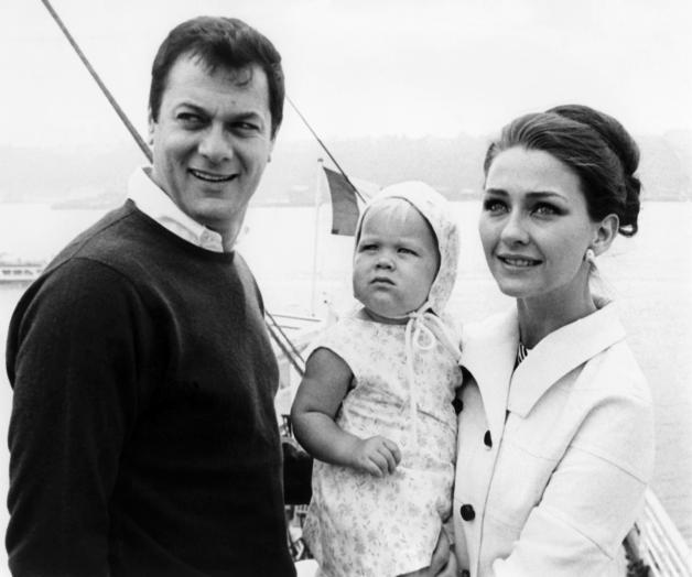 Schauspieler-Ehepaar Tony Curtis und Christine Kaufmann mit seiner einjährigen Tochter Alexandra 