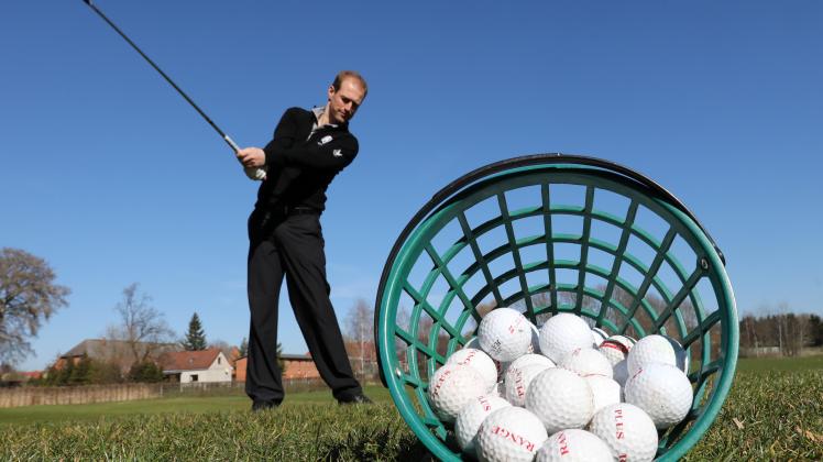 Gut eingelocht: Lars Hecht trainiert im Golfclub Schloss Teschow. 