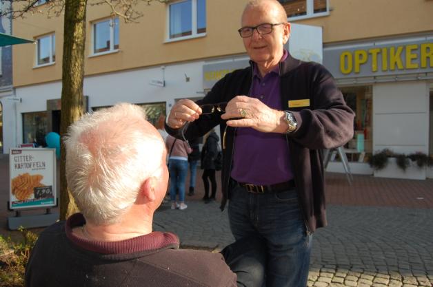 Optikermeister Rolf Quasseck bedient seinen Kunden (Thomas Rühs) kurzerhand draußen vor der Tür.