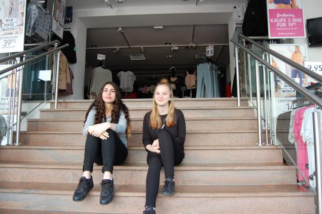 Im Modeladen Cubus bewachen die Mitarbeiterinnen Melissa Muratovic (li.) und Zoe Tolksdorf den Eingang, weil sich die Tür ohne Strom nicht mehr schließen lässt.