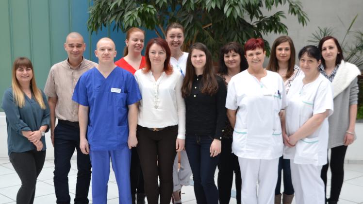 Die zwölf Pflegefachkräfte aus Ungarn freuen sich über ihren beruflichen Neustart in Güstrow. Sie sind auf verschiedenen Stationen des Klinikums eingesetzt. 