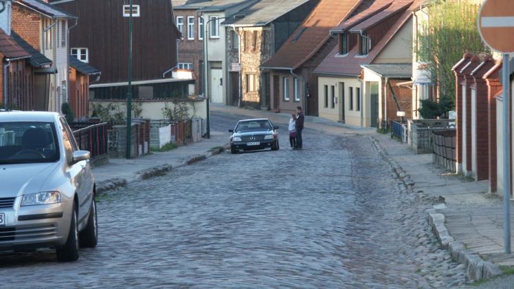 Unter anderem die mittlerweile vielfach abgeschlossenen, notwendig gewordenen Straßensanierungen in der Lübzer Innenstadt (hier die Kreiener Straße im alten Zustand) sorgten dafür, dass sich hohe Schuldenberge auftürmten, die auch in den nächsten Jahren abgetragen werden müssen.  