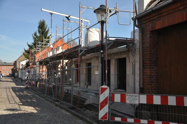 Knapp eine Million Euro investiert die Wohnungsgesellschaft in den – zum Teil barrierefreien – Neubau im Sanierungsgebiet. 