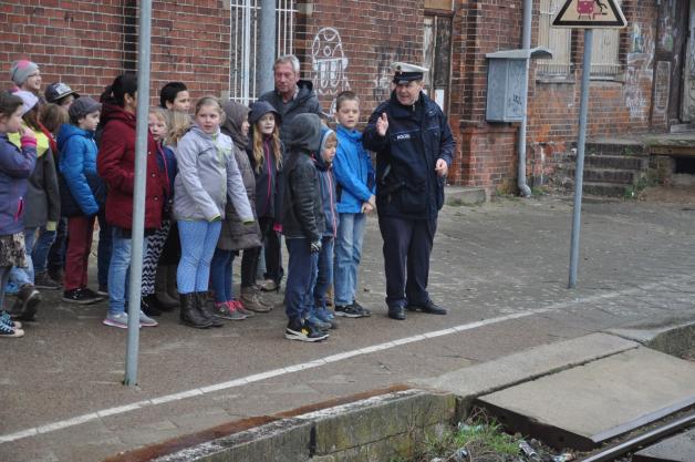„Beim Warten auf dem Bahnsteig müsst ihr hinter der weißen Linie bleiben“, erklärt Polizeihauptmeister Waldemar Waldeck. „Beim Warten auf dem Bahnsteig müsst ihr hinter der weißen Linie bleiben“, erklärt Polizeihauptmeister Waldemar Waldeck.