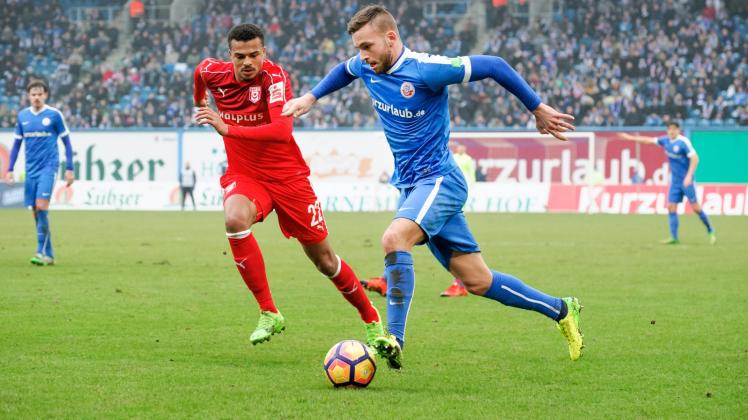 „Es sind noch neun Spiele, wir sind noch nicht abgeschrieben“, macht Hansas Linksverteidiger Fabian Holthaus Mut.  