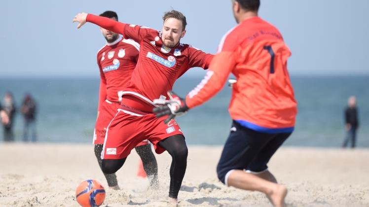 Kämpft um seinen Platz im DFB-Team: Der Rostocker Christoph Lüth (links) von dem Beachsoccer-Team 1. FC Versandkostenfrei will sein Können bei Liga- und Länderspielen beweisen.  