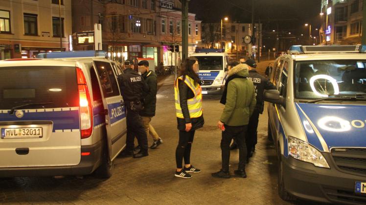 Polizeibeamte befragen Zeugen nach der Schlägerei am Doberaner Platz. 