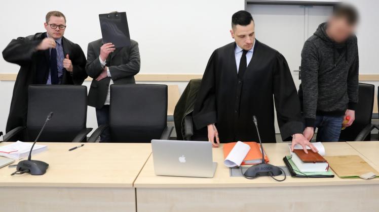 Vor Beginn des Prozesses warten die beiden Angeklagten Christian H. (2. v. l.) und Felix B. (r.) mit ihren Anwälten Thomas Penneke (l.) und Henning Köhler (2. v. r.) im Gerichtssaal.  