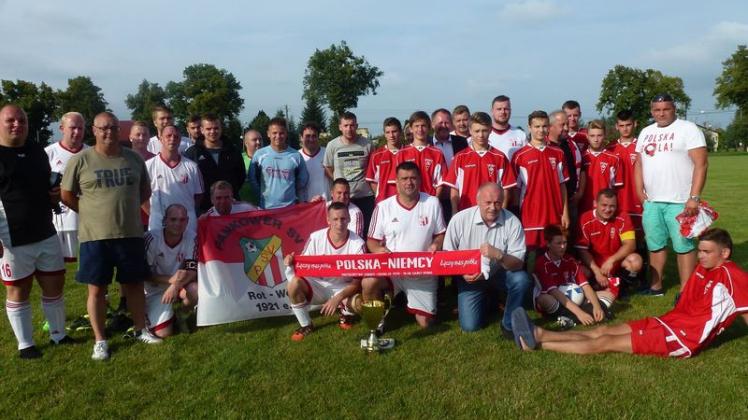 Inzwischen sportliche Partner: Die Fußballer aus Groß Pankow und Szczaniec. Inzwischen sportliche Partner: Die Fußballer aus Groß Pankow und Szczaniec.