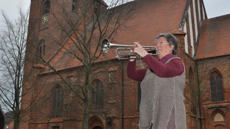 Ein Ständchen für die Crivitzer Stadtkirche: Dort findet am Sonntag der Festgottesdienst zum  90. des Posaunenchores statt. Christine Schade gehört seit 2011 zu den Akteuren. 