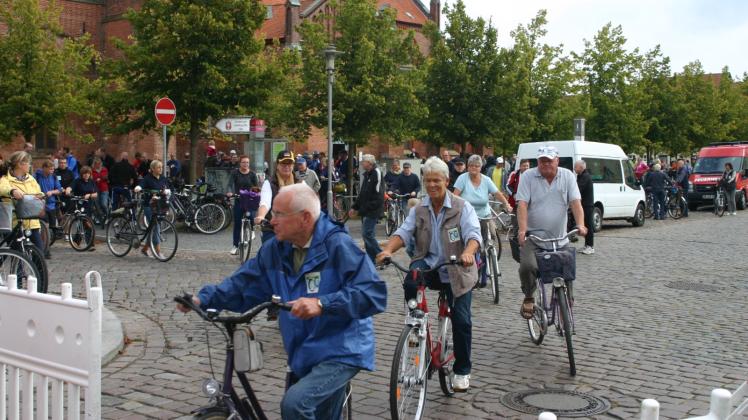 Zur Elbe-Velo-Tour 2014 starteten die Radfahrer auf holprigen Kopfsteinpflaster auf dem Kirchplatz in Boizenburg.  