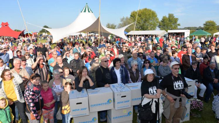 Tausende Besucher feiern das Brückenfest in Darchau, auch ohne Brücke. 