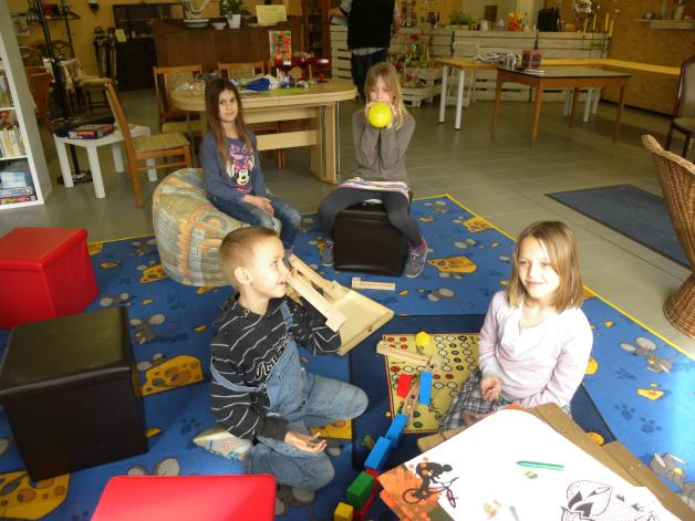 Probieren den Spielplatz für Kinder aus: vorn Theo und Ayleen Alia Berndt, hinten Vanessa Deckert und Pia-Marie Berndt. Probieren den Spielplatz für Kinder aus: vorn Theo und Ayleen Alia Berndt, hinten Vanessa Deckert und Pia-Marie Berndt.