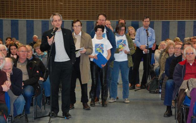 Tagungsort Stormarnhalle: Wer Fragen hatte, musste sich einreihen und warten können. Tagungsort Stormarnhalle: Wer Fragen hatte, musste sich einreihen und warten können.