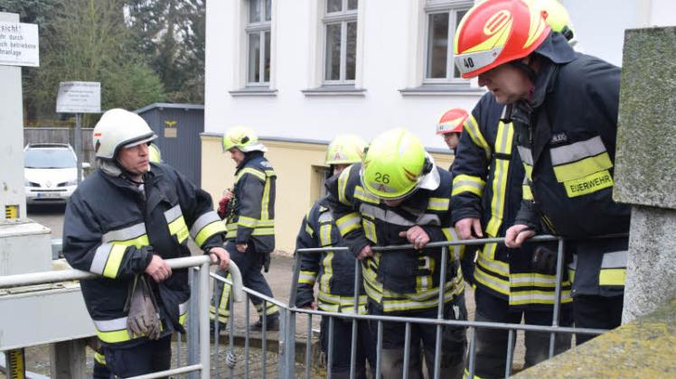 Kameraden sondieren die Lage, um über das Wehr an das eingeklemmte Tier zu gelangen. Ohne Erfolg. Kameraden sondieren die Lage, um über das Wehr an das eingeklemmte Tier zu gelangen. Ohne Erfolg.