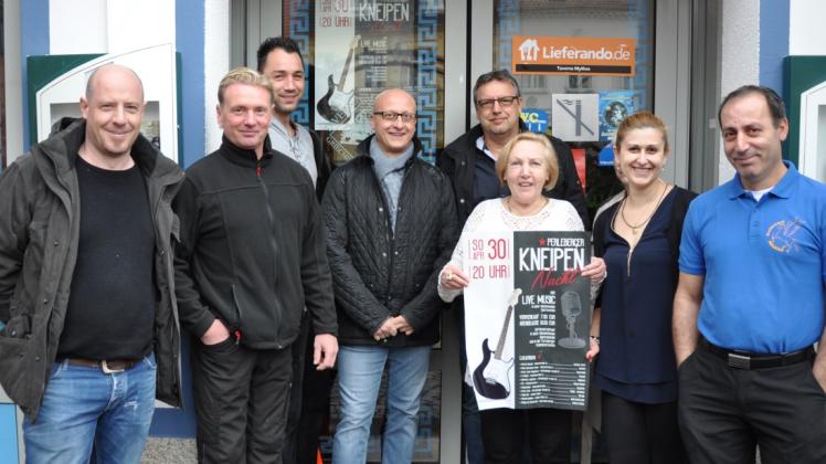 Bei ihnen spielt am 30. April die Musik: Auf dem Foto sind die meisten Gastwirte versammelt, die bei der Kneipennacht mit dabei sind.  