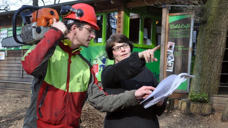 Dort geht es lang: Kletterwald-Leiterin Susanne Kirstein zeigt Baumkletterer Marco Kern, welcher Baum als nächstes beschnitten werden muss.  