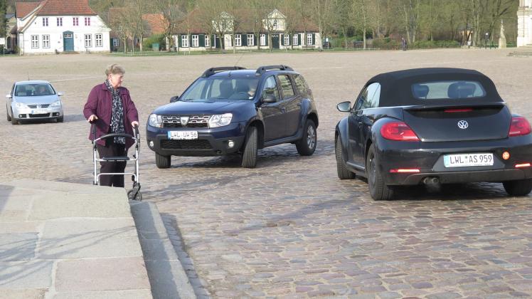 Gestern auf der Schlossbrücke: Christel Schultz weiß nicht, wohin. Die Treppe zum Gehweg kommt sie nicht hoch. Fotos: Hennes (3) 