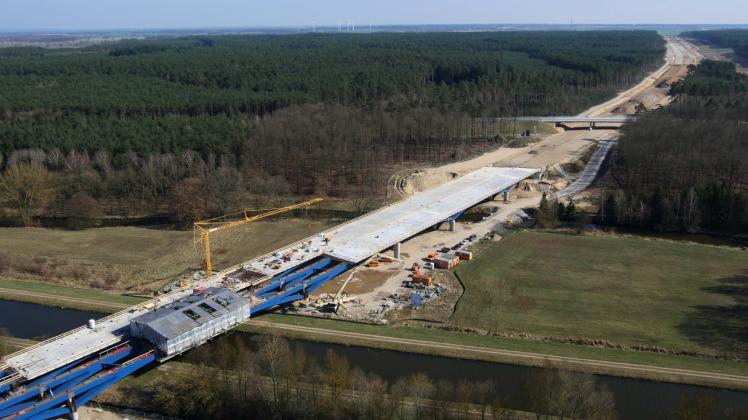 A14-Baustelle bei Groß Warnow: Gut die Hälfte der Betondecke der Eldetalbrücke ist bereits geschüttet, um den 10. April wird im Bereich Groß Warnow mit der Fertigung der Betondecke der A14 in Richtung Grabow begonnen.  