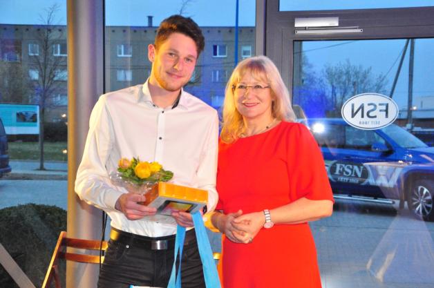 Ehrung in der Kategorie Nachwuchs männlich: Barbara Becker, Geschäftsführerin von Lotto Mecklenburg-Vorpommern, zeichnet den Zweitplatzierten Adrian Lüdtke aus.