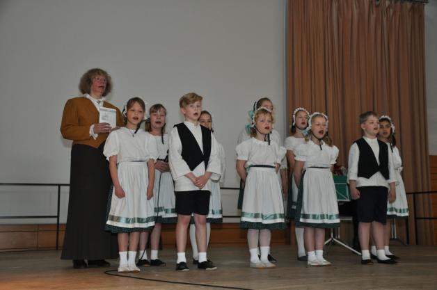 Die „Grabower Plattsnackers“ – Mädchen und Jungen aus der Grundschule „Eldekinder“ – unter der Leitung von Elisabeth Stolzenburg brachten ein kleines Programm.
