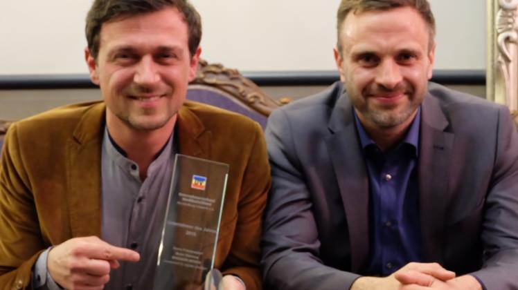 Freude über die Auszeichnung: Kevin Friedersdorf (l.) und Martin Klemkow von Mandarin Medien zeigen stoltz ihren Pokal.  