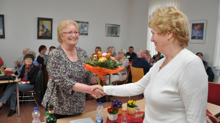 Vereinsvorsitzende Anke Bittermann (r.) erhält als Dank für ihr Engagement, als starker Motor des Heimatvereins, Blumen von Vorstandsmitglied Doris Hoffmann überreicht.  