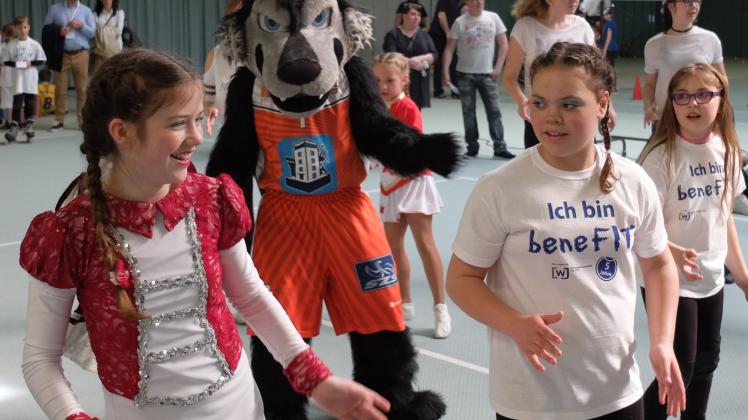 Die Choreografie zeigt Antonia vom Rostocker Karnevalsclub Sina und Leoni. Auch Seawolves-Maskottchen Wolfi probiert sich aus und schließt sich der Tanzgruppe an. Fotos: mikl 