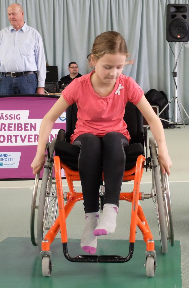 Auf dem Rolli-Parcours hatte Ronja Spaß,denn hier war Geschicklichkeit gefragt. Auf dem Rolli-Parcours hatte Ronja Spaß,denn hier war Geschicklichkeit gefragt.