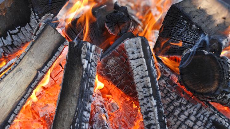Stapeln wie die Pfadfinder-Lagerfeuer für Herbstabende errichten