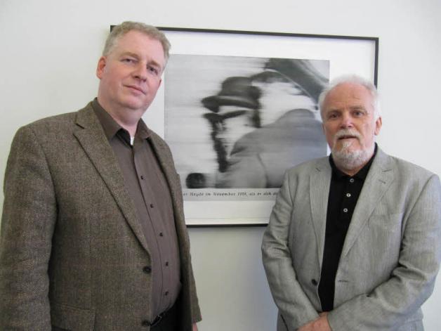 Die Initiatoren: Michael Fuhr (l.) und Gerhard Paul vor Gerhard Richters Bild von der Verhaftung Heyde-Sawades 1959. 