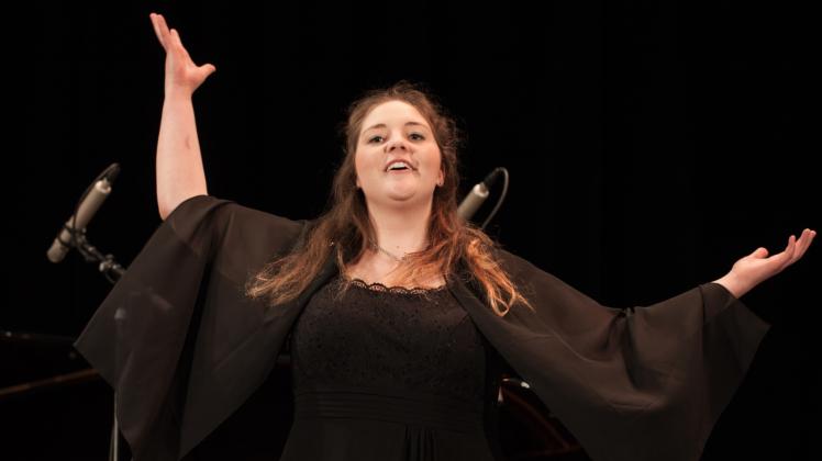 Annika Hoffmann (23) sang beim Abschlusskonzert am Sonnabend in der Parchimer Stadthalle. Die Rostockerin schaffte 23 Punkte und damit einen ersten Platz. Sie wurde weitergeleitet an den Bundeswettbewerb. Fotos: Gerlind Bensler Annika Hoffmann (23) sang beim Abschlusskonzert am Sonnabend in der Parchimer Stadthalle. Die Rostockerin schaffte 23 Punkte und damit einen ersten Platz. Sie wurde weitergeleitet an den Bundeswettbewerb. Fotos: Gerlind Bensler
