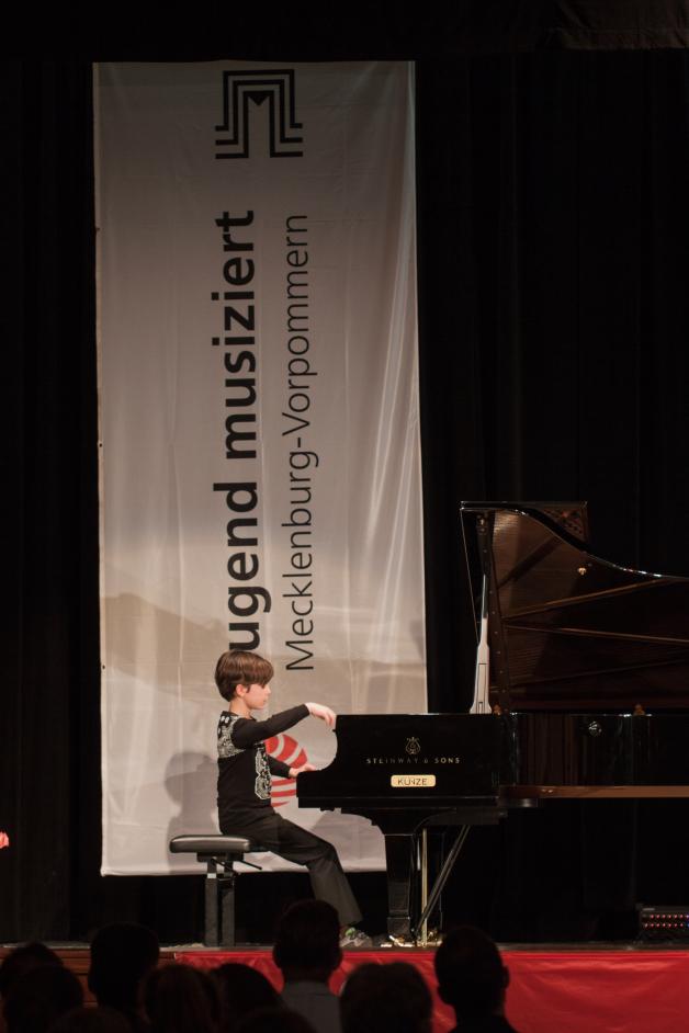 Rudolph Knorr (10) aus Rostock beim Abschlusskonzert – Er schaffte in der Altersgruppe II die Maximalpunktzahl von 25. 