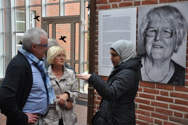 Walaa aus Syrien während der Ausstellungseröffnung im Gespräche mit Melitta Roock und Folker Roggensack von der Linksfraktion der Ludwigsluster Stadtvertretung. 