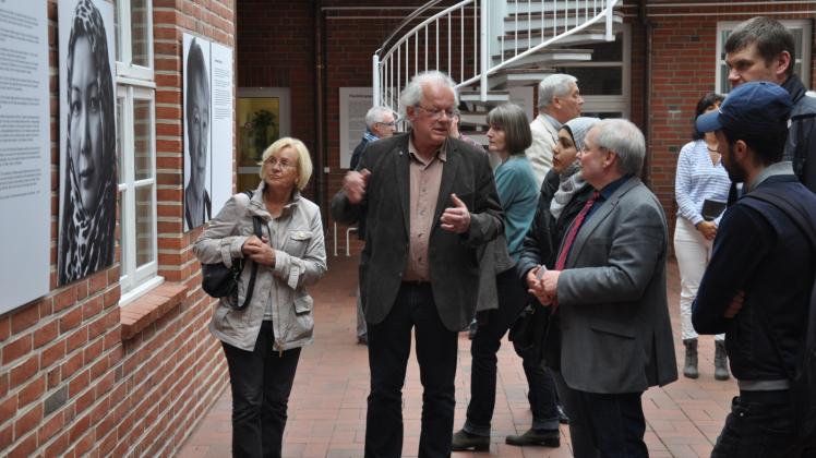 Christian Lehsten (Bildmitte) erläutert den Gästen, darunter Bürgermeister Reinhard Mach, die Ausstellung. Fotos: andreas münchow 