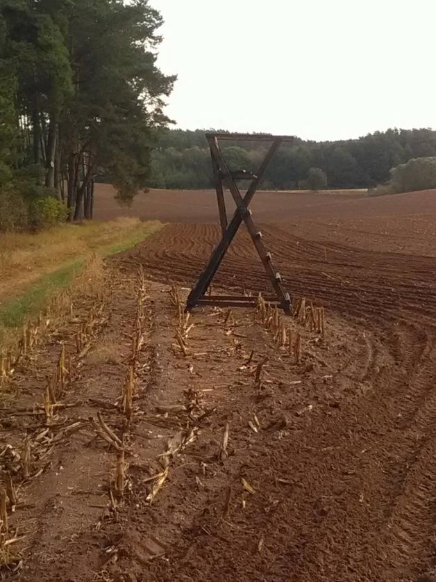 Ärgernis, Unding für die Landwirte, wenn ein Hochstand auf dem Feld umkurvt werden muss. Ärgernis, Unding für die Landwirte, wenn ein Hochstand auf dem Feld umkurvt werden muss.