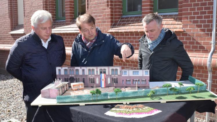 Lars Tietje (M.) und Stefan Nimz (r.) zeigen das Bühnenmodell. Stadtwerkechef Josef Wolf stellt den E-Werk-Hof kostenlos zur Verfügung. 