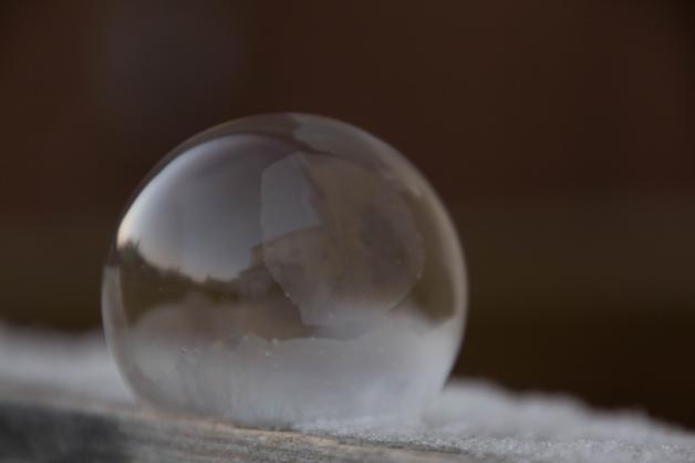 SVZ-Leserin Yvonne Kaehler fotografierte eine Seifenblasen die zu frieren beginnt – ein besonderer Anblick. 