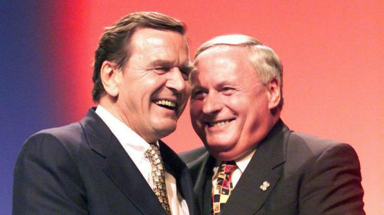 Heute können sie Freundschaft nur mimen: Gerhard Schröder und Oskar Lafontaine. Das ist für ihre Parteien politisch lähmend. Heute können sie Freundschaft nur mimen: Gerhard Schröder und Oskar Lafontaine. Das ist für ihre Parteien politisch lähmend.