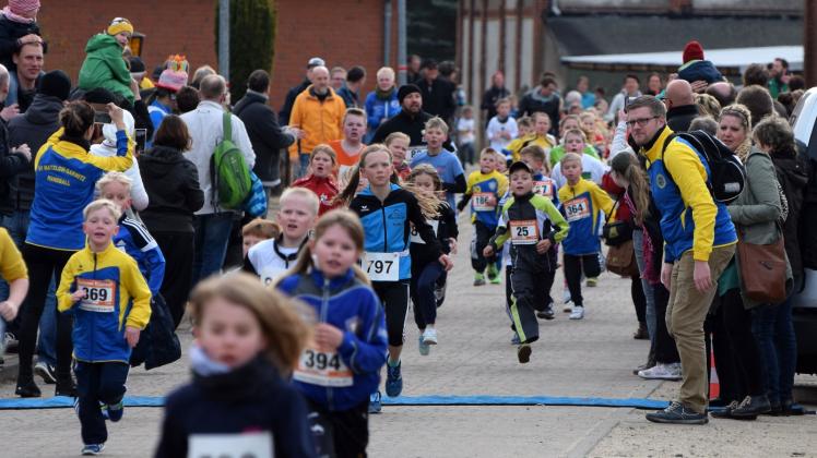 Dicht gedrängt stehen die Zuschauer in Damm links und rechts der Strecke beim Zieleinlauf der Kinder. Dicht gedrängt stehen die Zuschauer in Damm links und rechts der Strecke beim Zieleinlauf der Kinder.