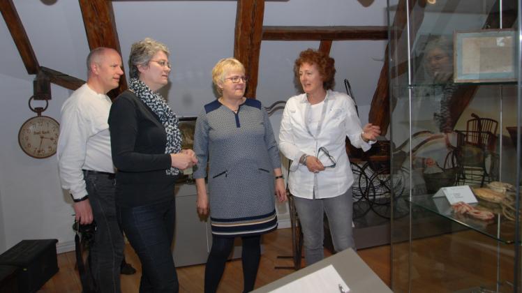 Annette Hübner und Sabine Prescher führen die Gäste aus Island, Gudrun Jonsdottir und Einar Palsson (v.r.) durch das Museum.