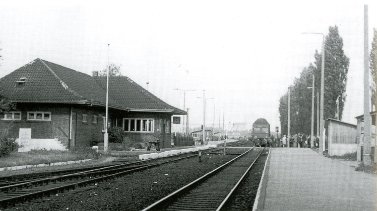 Der Bahnhof in Schmarl wurde nach Inbetriebnahme der S-Bahn geschlossen. Stattdessen dient heute der Haltepunkt Lütten Klein als Station für beide Stadtteile.  