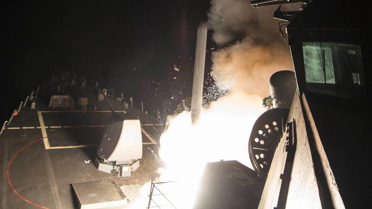 Das von der US-Navy zur Verfügung gestellt Bild zeigt die USS Ross (DDG 71), während ein Marschflugkörper vom Typ Tomahawk abgefeuert wird. 