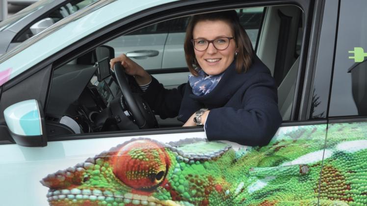 Mit dem Elektro-Dienstfahrzeug ist Christin Burmeister, Marketing-Mitarbeiterin der Stadtwerke Güstrow, oft in der Stadt unterwegs.  