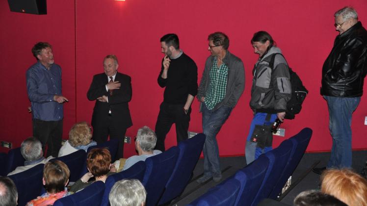 v. l.: D. Schumann, T. Backhaus, B. Himmler, M. Kockot, Mike und Lothar bei der Filmdiskussion. 