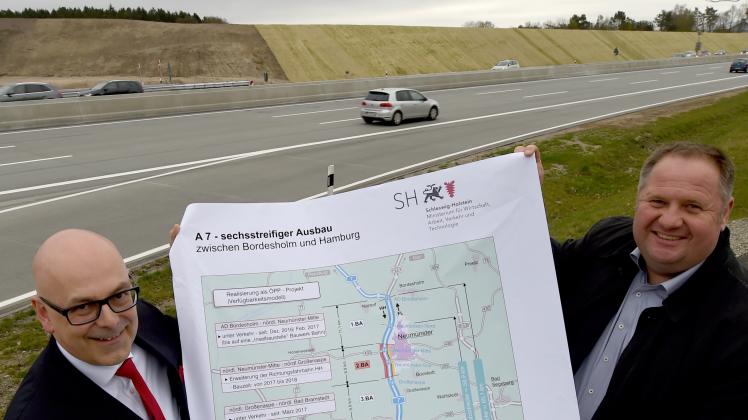 Ministerpräsident Torsten Albig (SPD, l.) und der A7-Koordinator Christian Merl am freigegebenen Autobahnabschnitt zwischen Kaltenkirchen und Barmstedt.